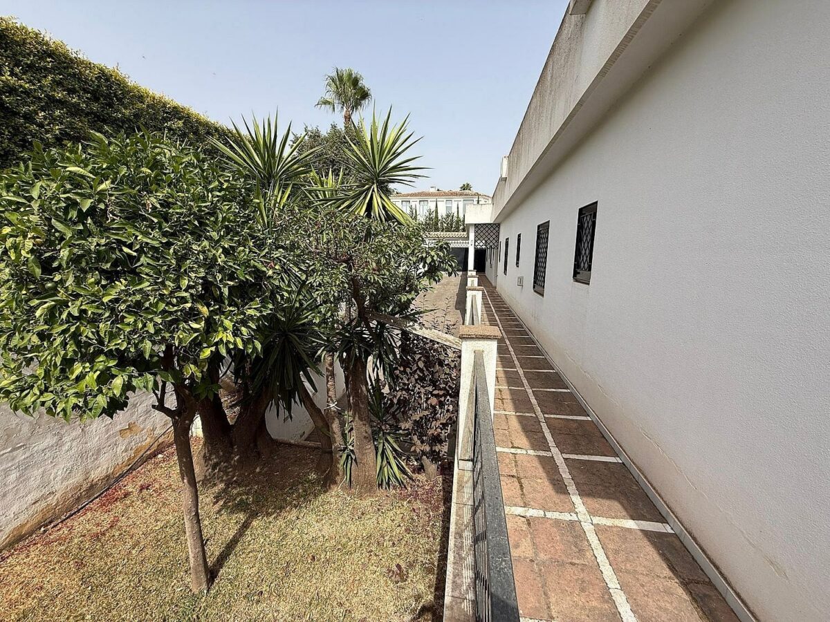South-facing villa with pool on a large plot in Nagueles, Marbella