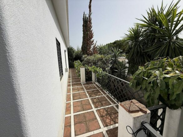 South-facing villa with pool on a large plot in Nagueles, Marbella