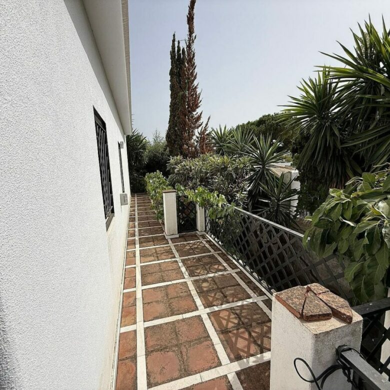 South-facing villa with pool on a large plot in Nagueles, Marbella