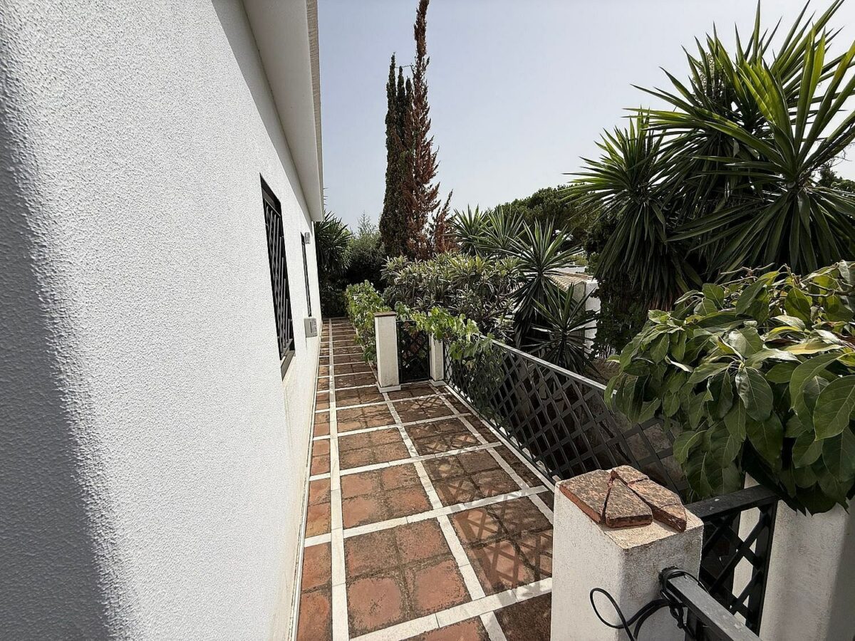 South-facing villa with pool on a large plot in Nagueles, Marbella