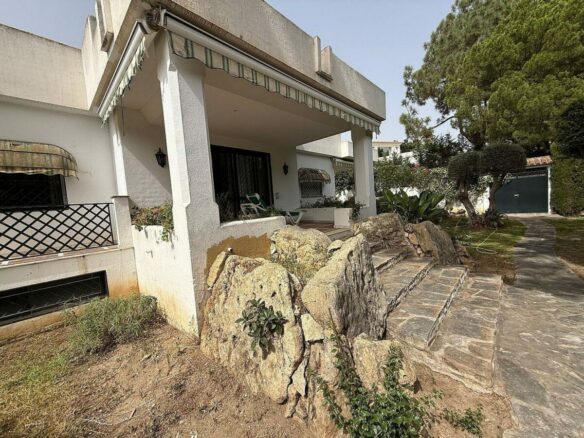 South-facing villa with pool on a large plot in Nagueles, Marbella