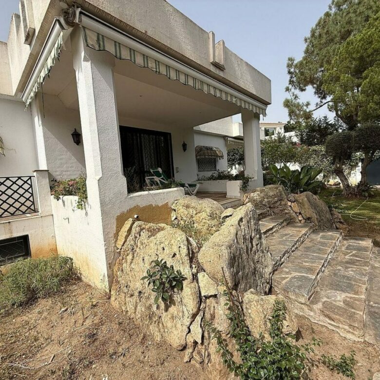 South-facing villa with pool on a large plot in Nagueles, Marbella