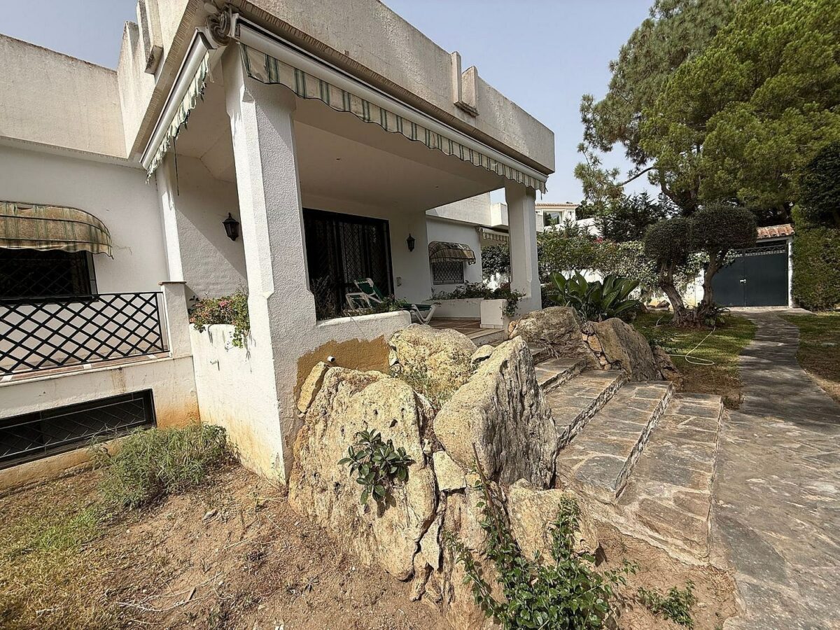 South-facing villa with pool on a large plot in Nagueles, Marbella