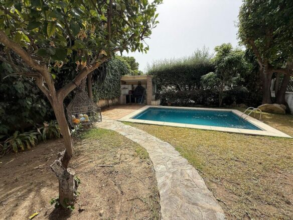 South-facing villa with pool on a large plot in Nagueles, Marbella