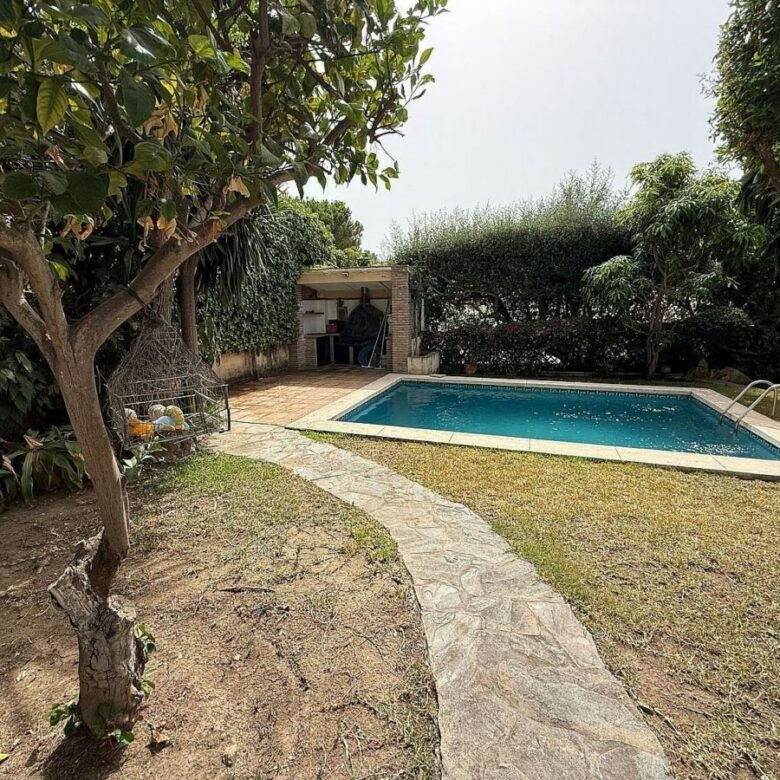 South-facing villa with pool on a large plot in Nagueles, Marbella