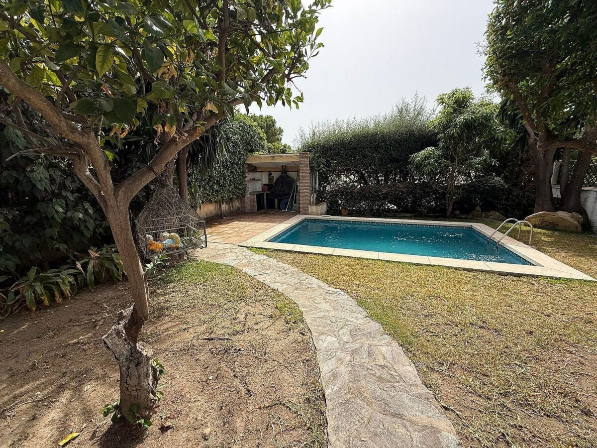 South-facing villa with pool on a large plot in Nagueles, Marbella