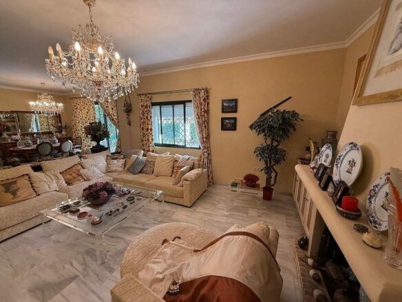 South-facing villa with pool on a large plot in Nagueles, Marbella