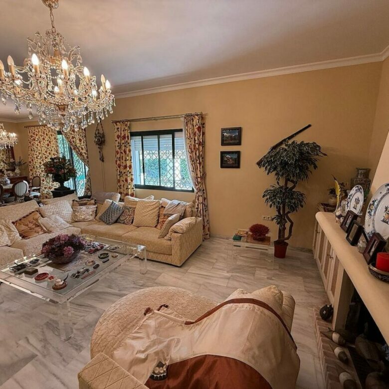 South-facing villa with pool on a large plot in Nagueles, Marbella