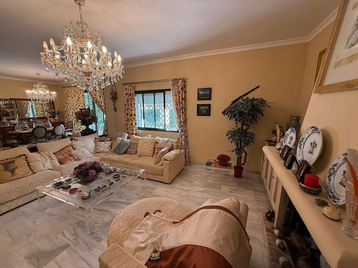 South-facing villa with pool on a large plot in Nagueles, Marbella
