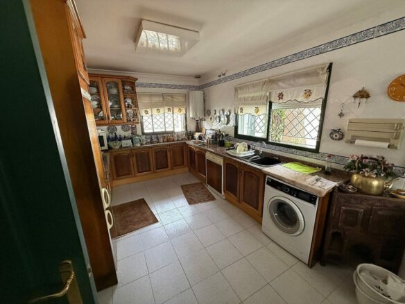 South-facing villa with pool on a large plot in Nagueles, Marbella