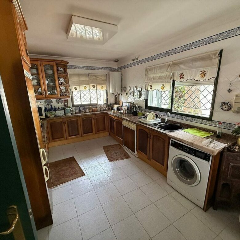 South-facing villa with pool on a large plot in Nagueles, Marbella