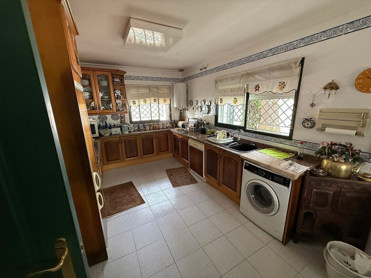 South-facing villa with pool on a large plot in Nagueles, Marbella