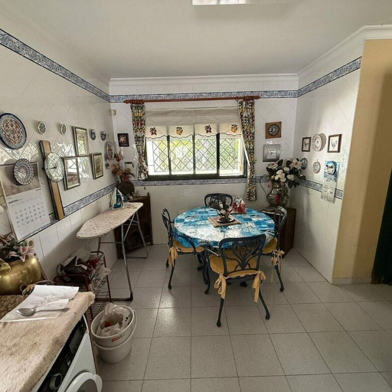 South-facing villa with pool on a large plot in Nagueles, Marbella