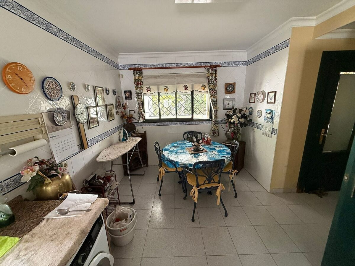 South-facing villa with pool on a large plot in Nagueles, Marbella