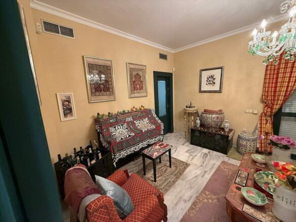 South-facing villa with pool on a large plot in Nagueles, Marbella