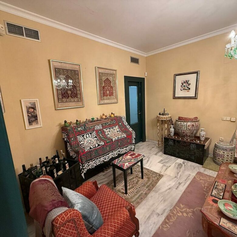 South-facing villa with pool on a large plot in Nagueles, Marbella