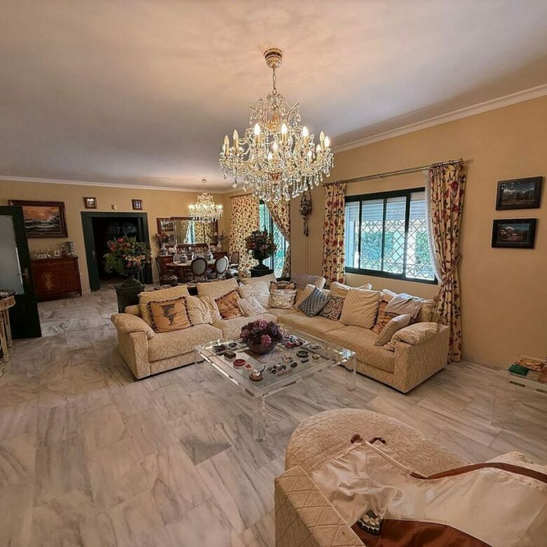 South-facing villa with pool on a large plot in Nagueles, Marbella