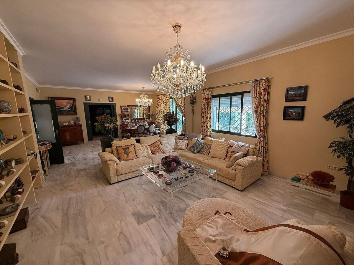 South-facing villa with pool on a large plot in Nagueles, Marbella