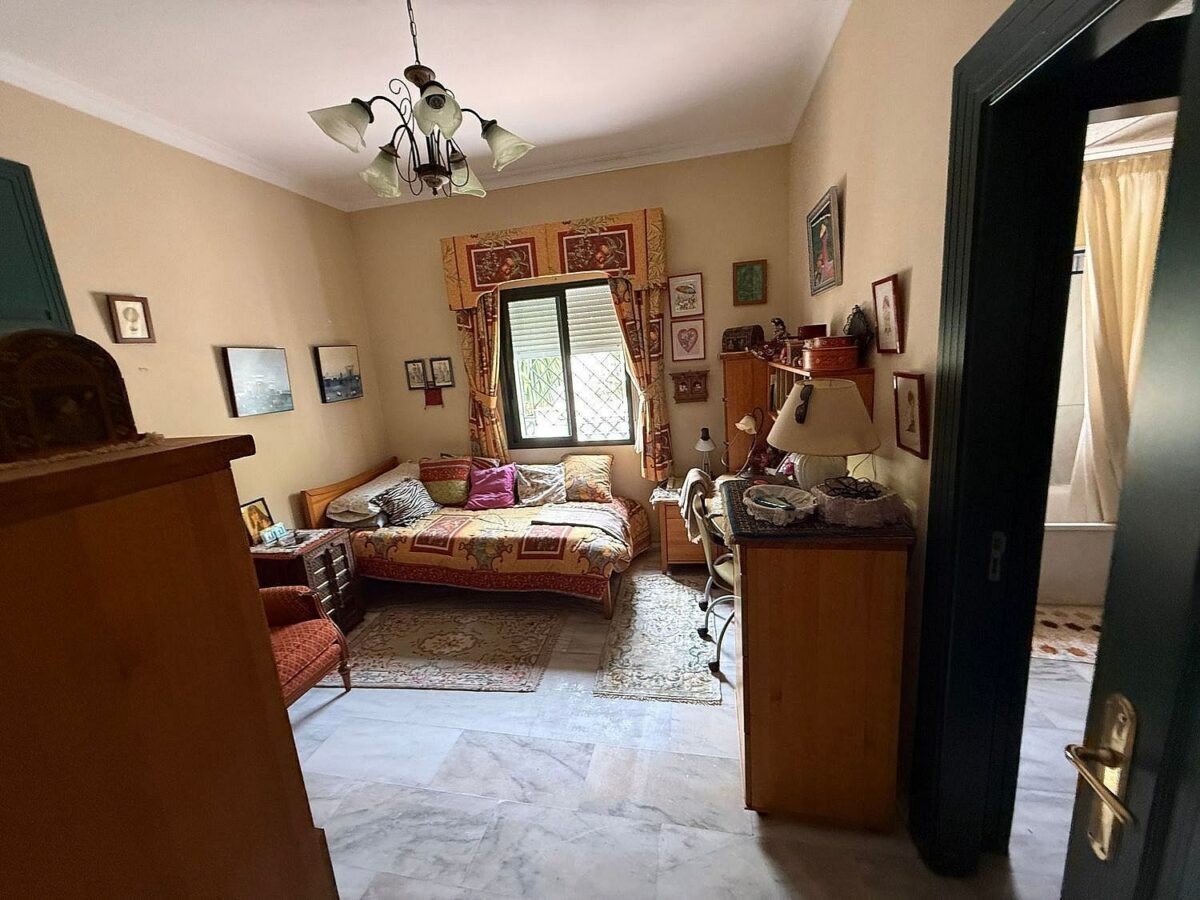 South-facing villa with pool on a large plot in Nagueles, Marbella