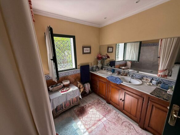 South-facing villa with pool on a large plot in Nagueles, Marbella