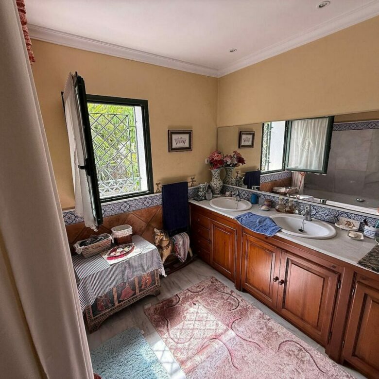 South-facing villa with pool on a large plot in Nagueles, Marbella