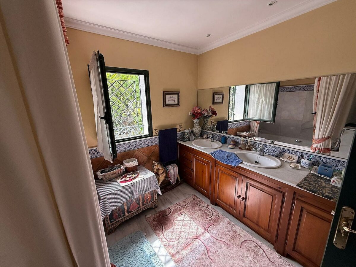 South-facing villa with pool on a large plot in Nagueles, Marbella