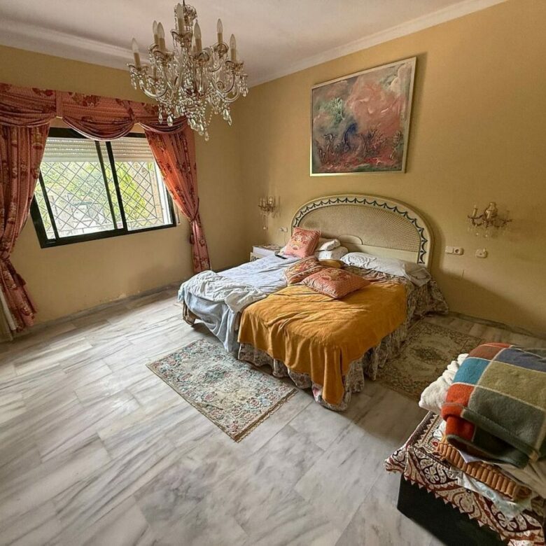 South-facing villa with pool on a large plot in Nagueles, Marbella