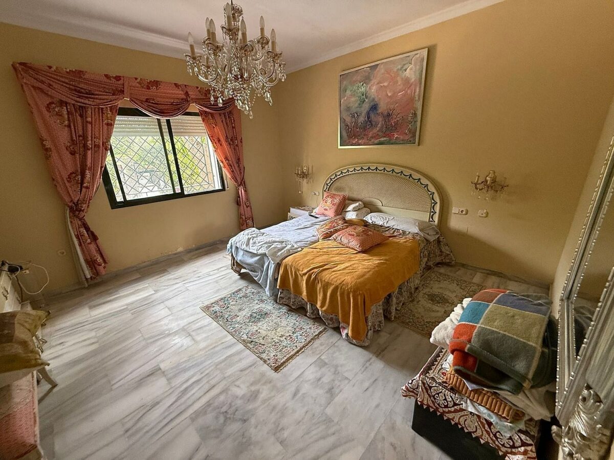 South-facing villa with pool on a large plot in Nagueles, Marbella