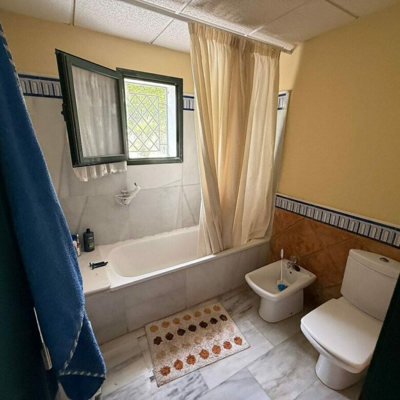 South-facing villa with pool on a large plot in Nagueles, Marbella