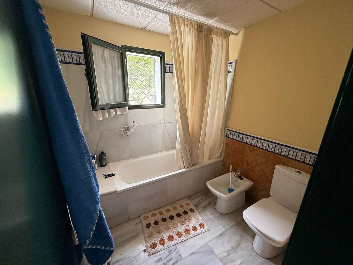 South-facing villa with pool on a large plot in Nagueles, Marbella