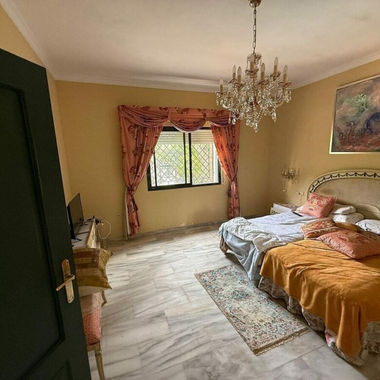 South-facing villa with pool on a large plot in Nagueles, Marbella