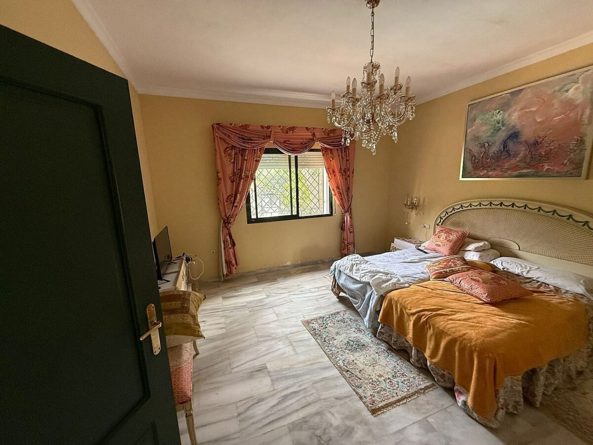 South-facing villa with pool on a large plot in Nagueles, Marbella