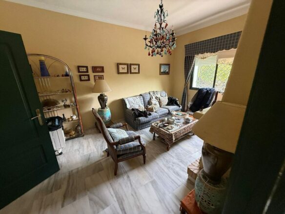 South-facing villa with pool on a large plot in Nagueles, Marbella