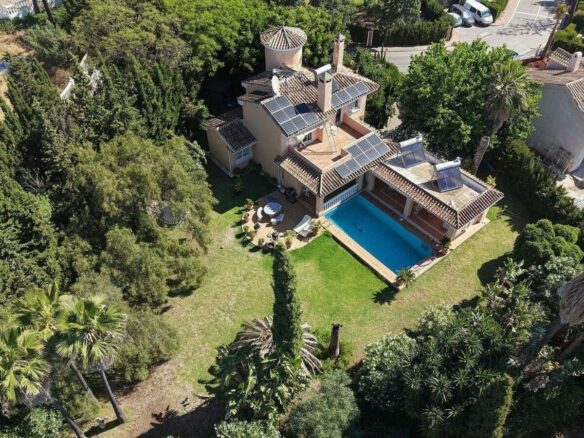 Spacious villa with large private plot Elviria Marbella