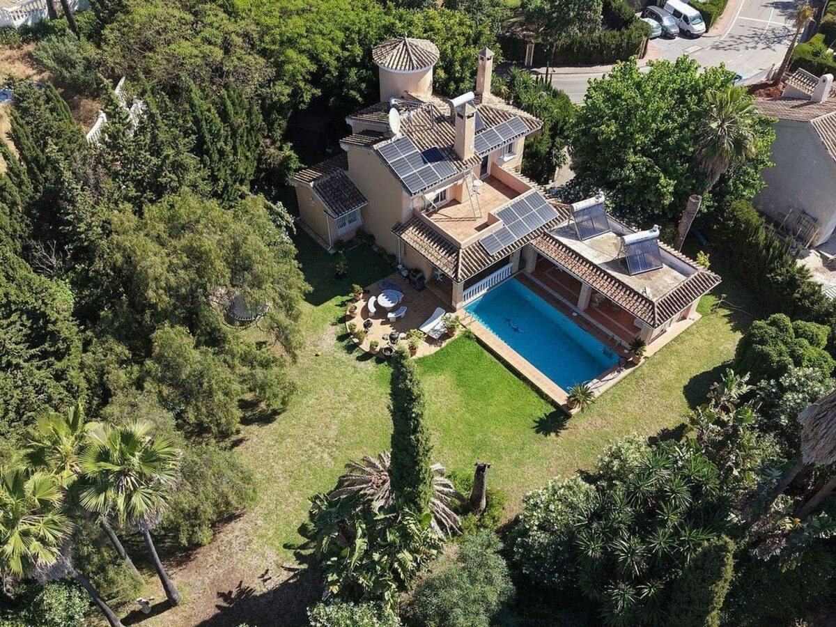 Spacious villa with large private plot Elviria Marbella