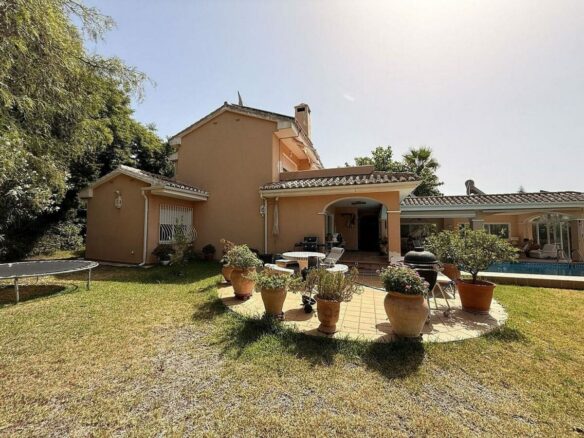 Spacious villa with large private plot Elviria Marbella