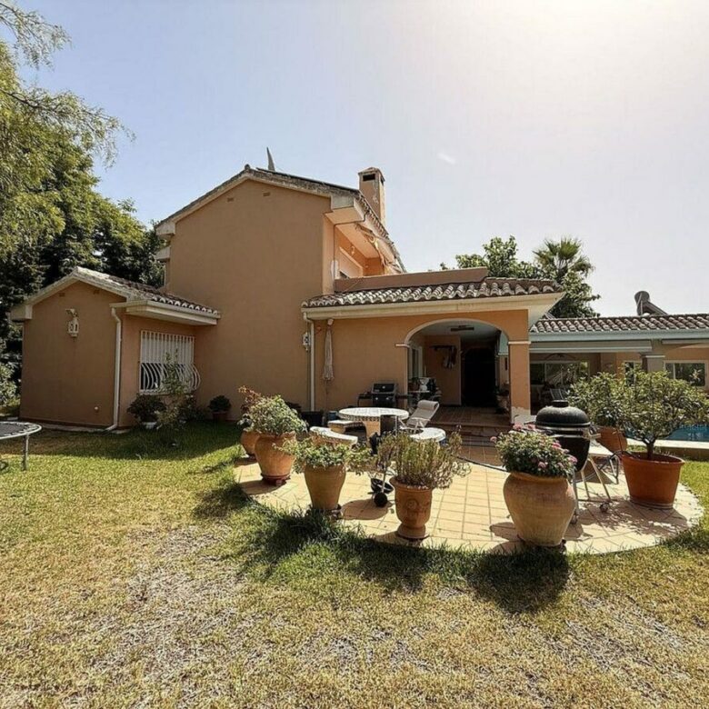 Spacious villa with large private plot Elviria Marbella