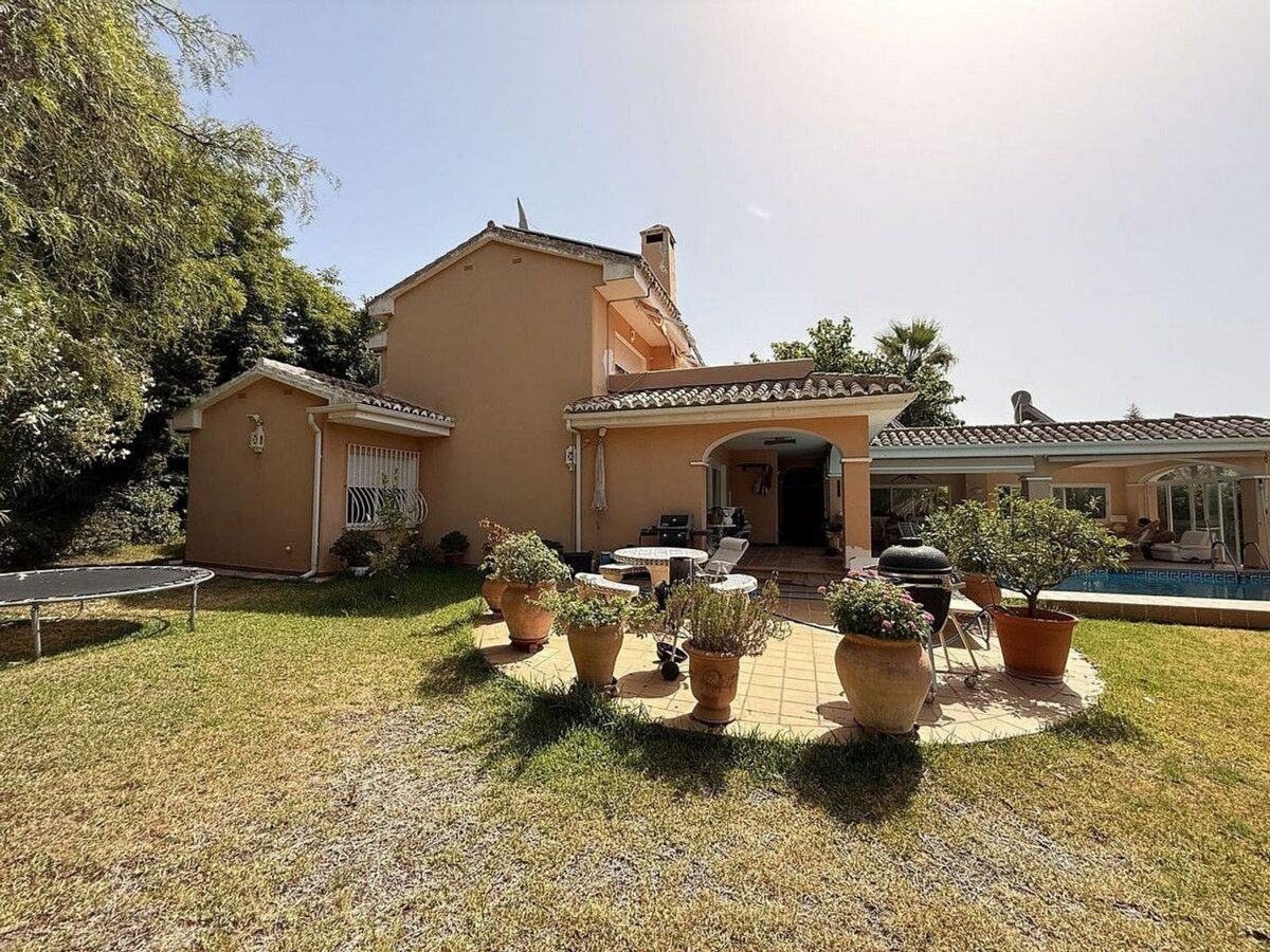 Spacious villa with large private plot Elviria Marbella