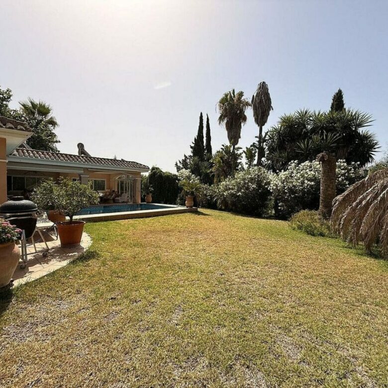 Spacious villa with large private plot Elviria Marbella