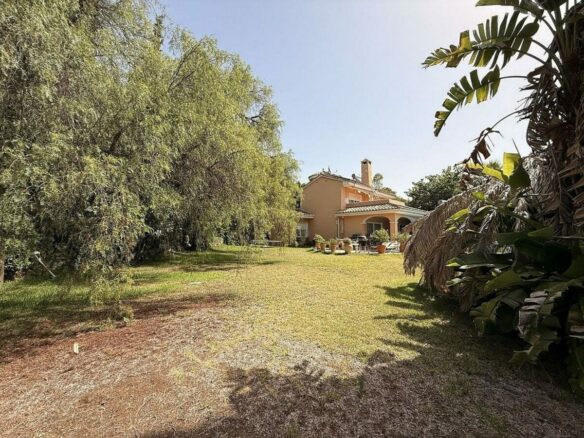 Spacious villa with large private plot Elviria Marbella