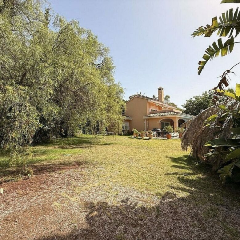 Spacious villa with large private plot Elviria Marbella