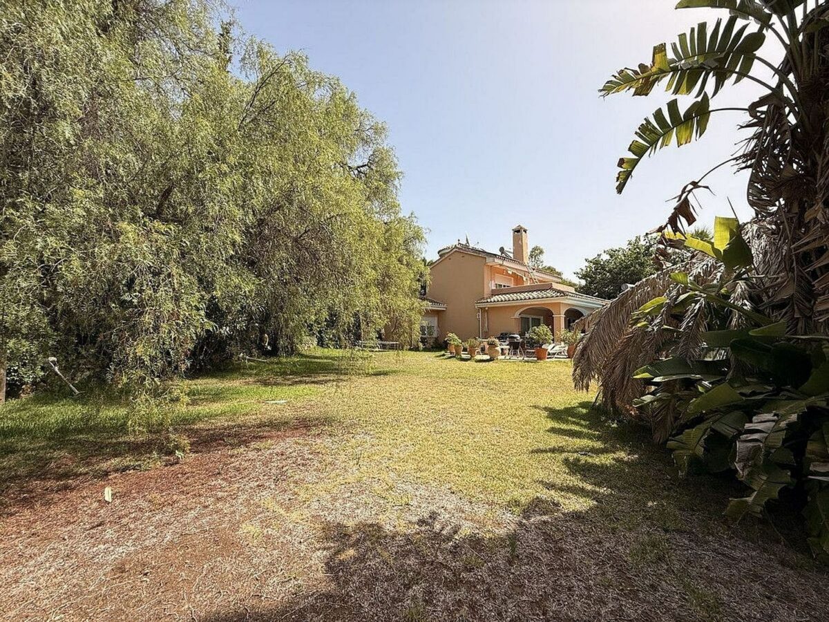 Spacious villa with large private plot Elviria Marbella