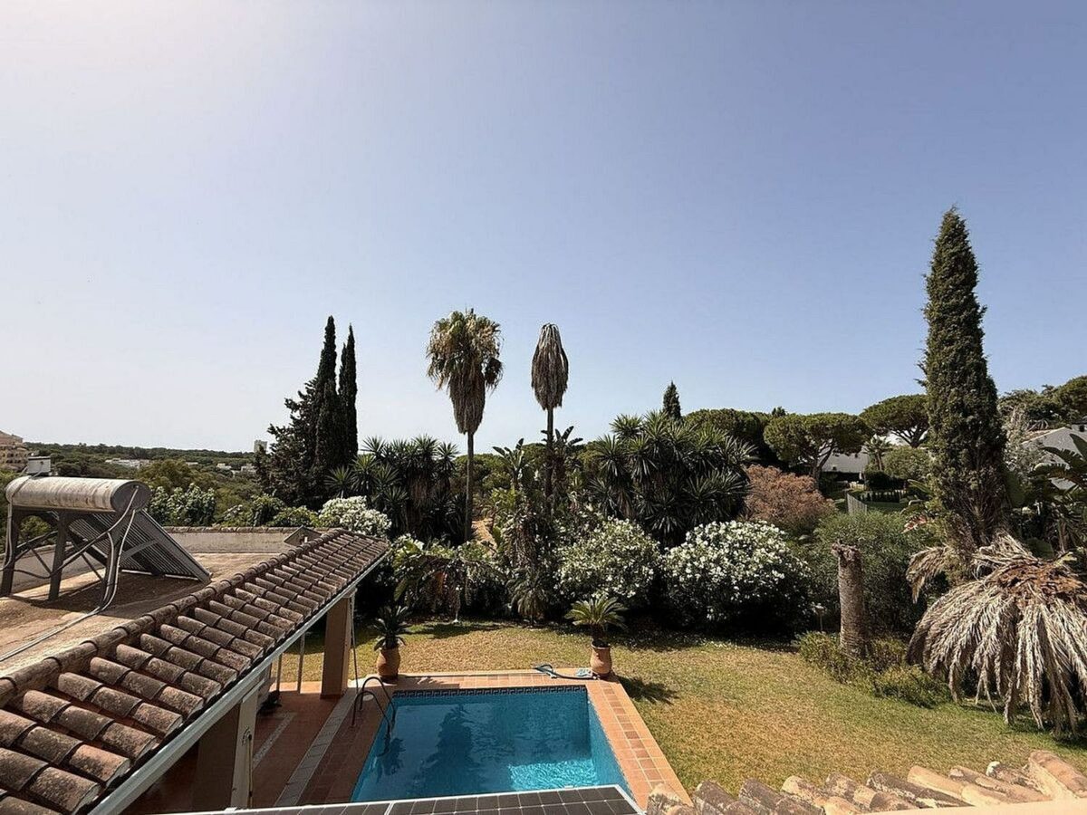 Spacious villa with large private plot Elviria Marbella