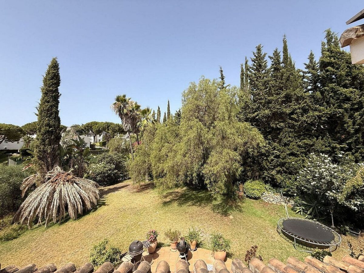 Spacious villa with large private plot Elviria Marbella