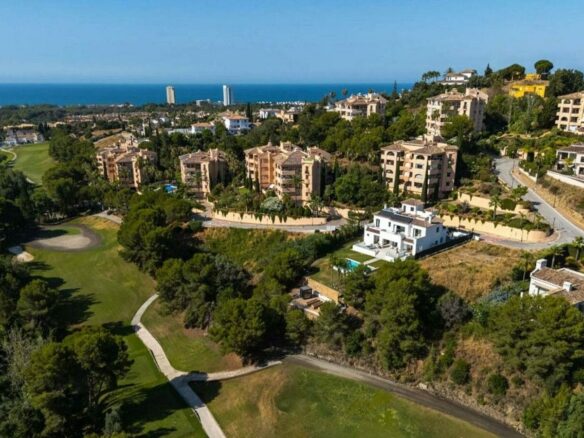 Spacious villa with large private plot Elviria Marbella