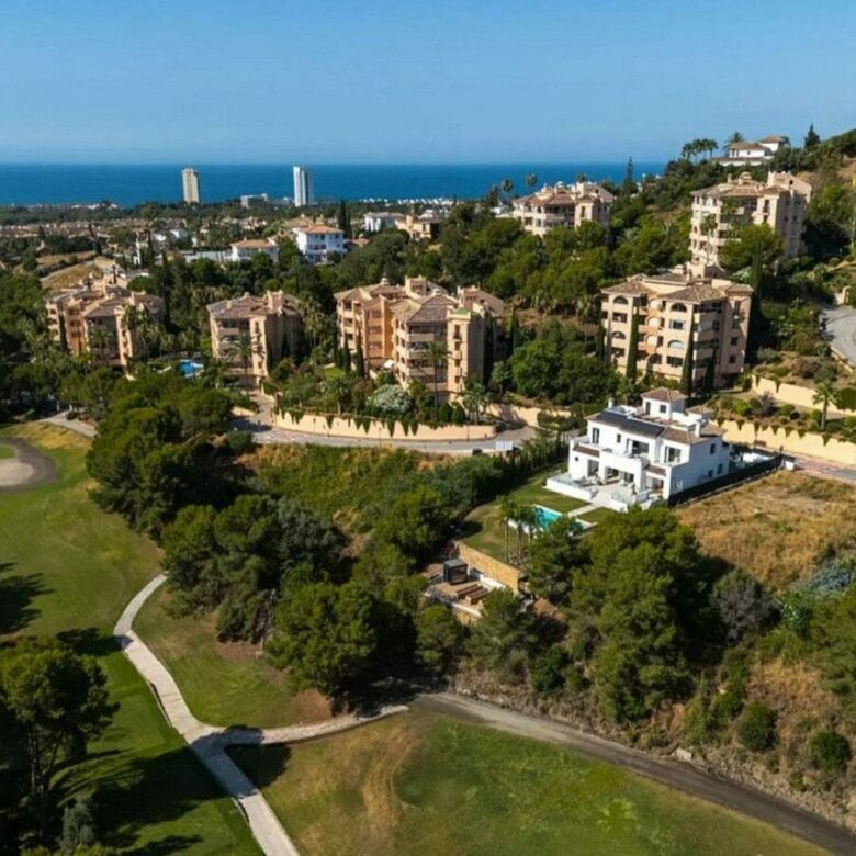 Spacious villa with large private plot Elviria Marbella