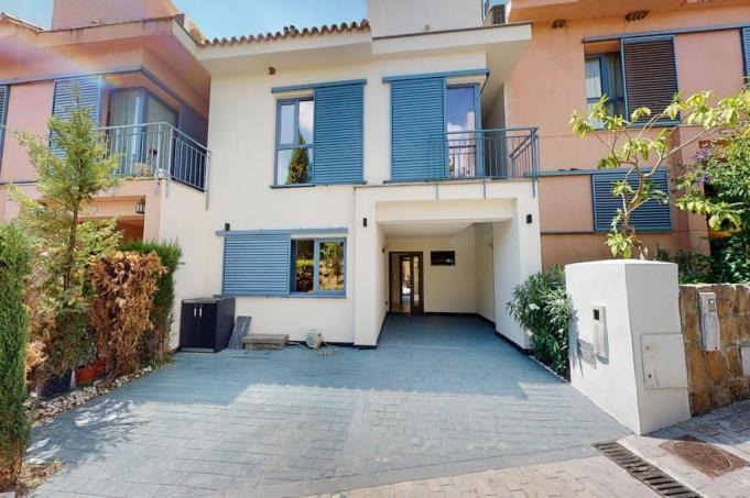 FOR SALE 🌟🏡 Fully Renovated Townhouse with Sea Views 🇪🇸 Sun Golf, Nueva Andalucía 🇪🇸