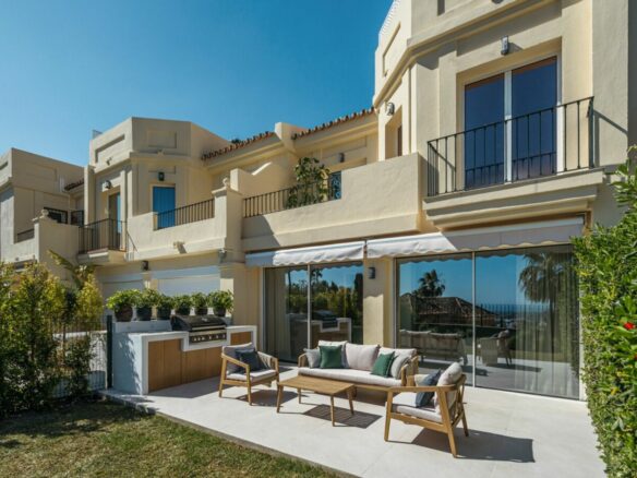 FOR SALE 🏡 Fully Renovated Townhouse with Rooftop Terrace – La Quinta Golf, Benahavís