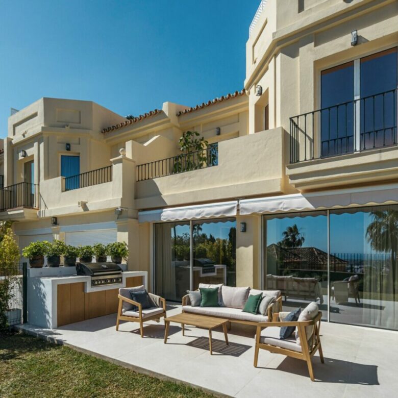 FOR SALE 🏡 Fully Renovated Townhouse with Rooftop Terrace – La Quinta Golf, Benahavís