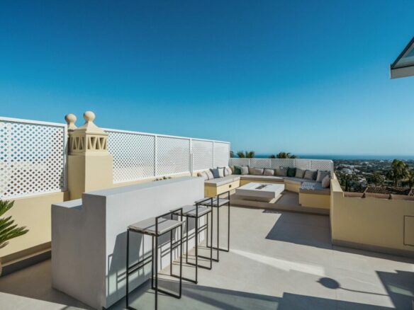FOR SALE 🏡 Fully Renovated Townhouse with Rooftop Terrace – La Quinta Golf, Benahavís